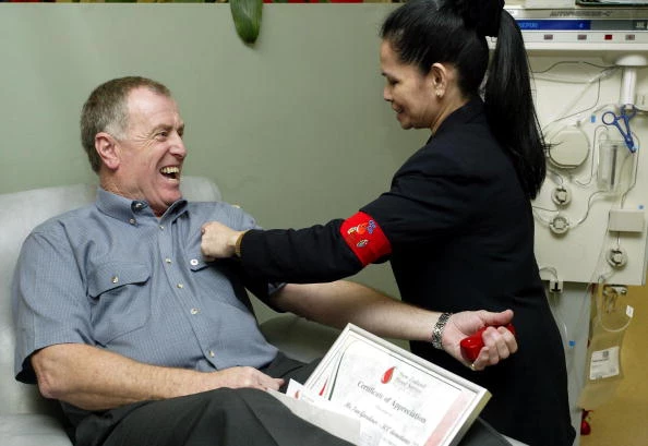 Ian Gardiner makes his 300th blood donat Ian Gardiner makes his 300th blood donat